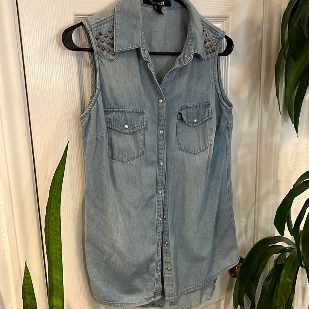🖤 Forever 21 sleeveless studded denim vest/ shirt size small